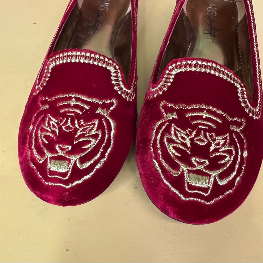 ABS ALLEN SCHWARTZ Quiet Luxury Red/Burgundy Embroidered Gold Velvet Flats, 8 - Picture 5 of 14